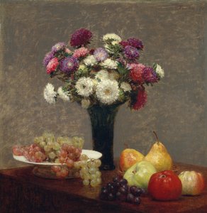 Astri e frutta su un tavolo