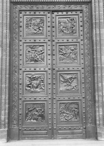 Vista della porta di La Madeleine composta da otto pannelli in rilievo che raffigurano il Decalogo e scene dell