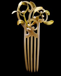 Art Nouveau: pettine vischio in oro, scala, perla e smalto realizzato da Paul (1851-1915) e Henri Vever (1854-1942)