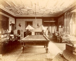 La sala da biliardo ad Ascott House, Buckinghamshire da Henry Bedford Lemere