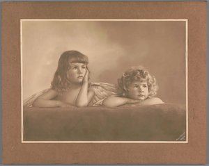Ritratto di Agnes Renée e Irène Heloïse Pauw van Wieldrecht, figlie del fotografo, in una posa ispirata ai putti della Madonna Sistina di Raffaello