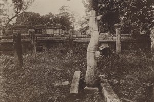 Città rovinate di Ceylon: Colonna arrotondata curiosa e rovine da Henry W. Cave