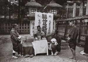 Una chiromante al tempio di Inari da Herbert Ponting