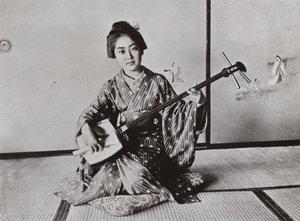 Una Geisha che suona il Samisen da Herbert Ponting
