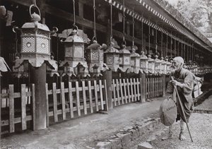 Un pellegrino al tempio di Kasuga, Nara da Herbert Ponting