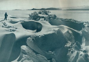 Una cresta di pressione nel ghiaccio marino verso Cape Barne, 1911 da Herbert Ponting