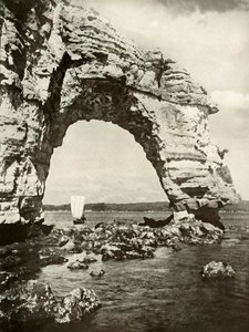 Un arco eroso dal mare a Matsushima, 1910 da Herbert Ponting