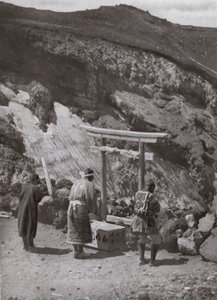 Un Santuario al bordo del Cratere da Herbert Ponting