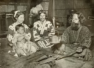 Uomo e Donne Ainu a Casa da Herbert Ponting