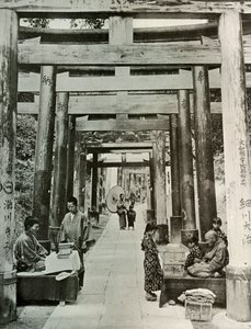 Un viale di Torii a Inari da Herbert Ponting