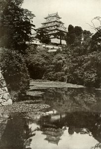 Un vecchio castello feudale dal fossato, 1910 da Herbert Ponting