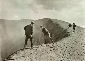 Al bordo del cratere, Asama-Yama, 1910 da Herbert Ponting