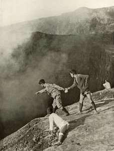 Al bordo dei crateri, Aso-San, 1910 da Herbert Ponting