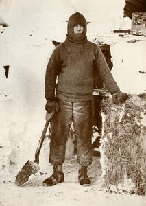 Capitano L. E. G. Oates alla porta della stalla da Herbert Ponting