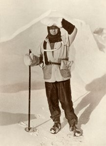 Capitano Scott con il portafoglio in cui portava i suoi diari di slittamento, c1910-1911, 1913 da Herbert Ponting