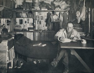 Il capitano Scott scrive il suo diario nella capanna a Cape Evans, c1911, 1914