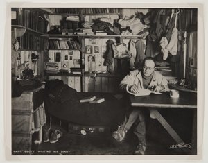 Il capitano Scott scrive il suo diario, durante la spedizione Terra Nova (1910-13) al Polo Sud