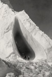 Grotta scolpita nel ghiaccio da Herbert Ponting