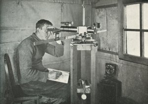 Dr. Simpson al magnetometro unifilare, 1911, 1913 da Herbert Ponting