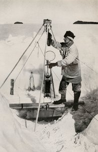 E. W. Nelson con la bottiglia d