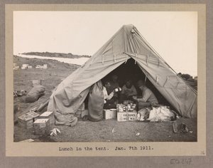 Quattro membri della spedizione che pranzano in una tenda da Herbert Ponting