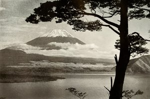 Fuji dal Lago Motosu, 1910 da Herbert Ponting