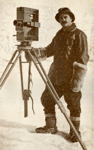 H. G. Ponting e una delle sue cineprese, gennaio 1912, 1913 da Herbert Ponting