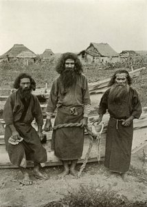 Happu Konno, il cacciatore al centro e due pescatori Ainu, 1910 da Herbert Ponting