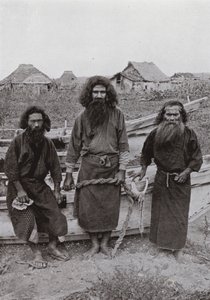 Happukonno, il cacciatore (al centro), e due pescatori Ainu da Herbert Ponting