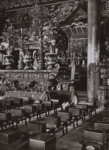 Interno di un Tempio Buddista da Herbert Ponting