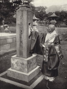 Giappone negli anni 1920: Ruota di preghiera e sacerdote buddista da Herbert Ponting