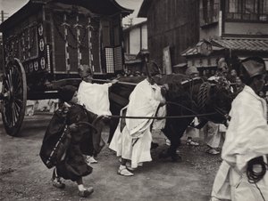 Giappone negli anni 1920: funerale shintoista di una persona di alto rango da Herbert Ponting