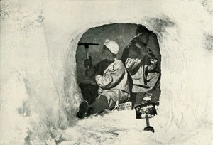 Tenente Evans e Nelson che scavano una grotta per la conservazione a freddo, 12 gennaio 1911 da Herbert Ponting