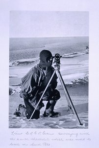 Lt. Evans che rileva con il teodolite da 4 pollici usato per localizzare il Polo Sud, da 