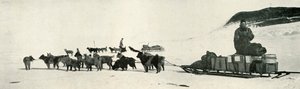 Meares e Demetri con le loro squadre di cani che lasciano Hut Point, c1911, 1913 da Herbert Ponting