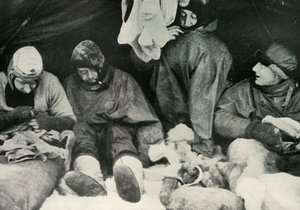 Membri del gruppo polare che si infilano nei loro sacchi a pelo