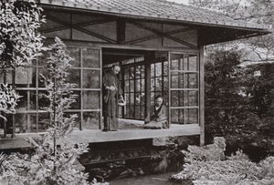 Namikawa San che nutre le sue carpe da Herbert Ponting