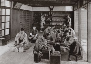 La sala di lavoro e lo staff di Namikawa da Herbert Ponting