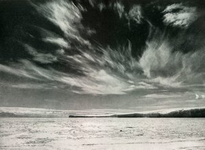 Nubi cirrus notevoli sopra il ghiacciaio Barne, 19 dic 1911, 1913 da Herbert Ponting
