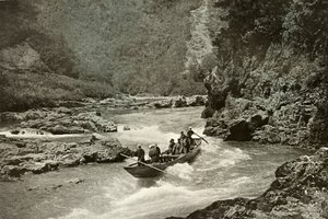 Discesa delle rapide del Katsura-Gawa, 1910 da Herbert Ponting