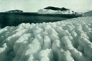 Cresta di ghiaccio dopo una bufera di neve, c1910-1913, 1913 da Herbert Ponting