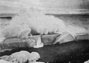Onde che si infrangono contro il ghiaccio incagliato a Cape Evans, c1910-1913