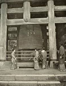 La Grande Campana al Tempio Chio-In, 1910 da Herbert Ponting
