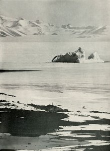 La capanna e le montagne occidentali dalla cima della rampa, c1910-1913, 1913 da Herbert Ponting
