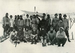 Il gruppo principale a Cape Evans dopo l