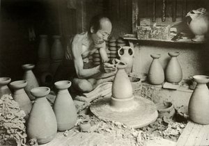 Il vasaio al suo tornio da Herbert Ponting
