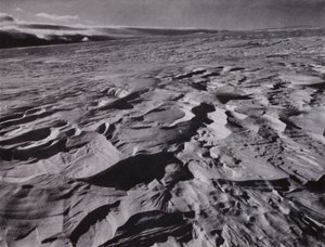 Le grandi onde di neve ghiacciata sollevate dal vento da Herbert Ponting