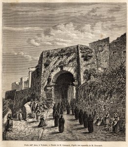 Una processione religiosa alla Porta dell