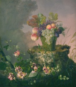 Cesto di fiori con frutta vicino a un ceppo d