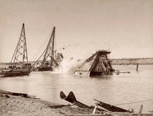 Esplosione di una draga posta in un canale